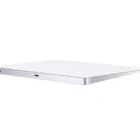 Apple Magic Trackpad de alquiler en Barcelona, superficie multitáctil para navegación precisa en macOS, edición fotográfica, Capture One y estaciones de trabajo profesionales.