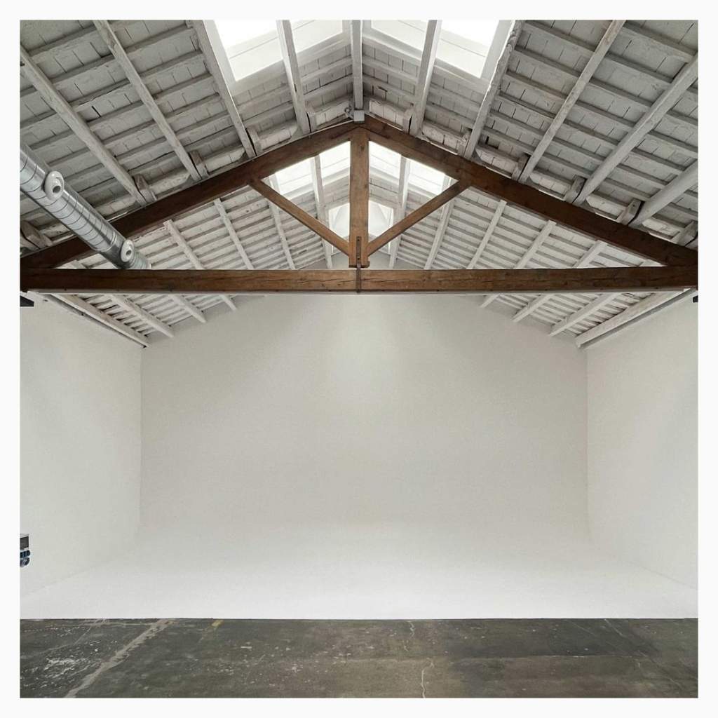 Alquiler estudio fotografico Barcelona Plató fotográfico con ciclorama de 9 metros de ancho y 6 de altura