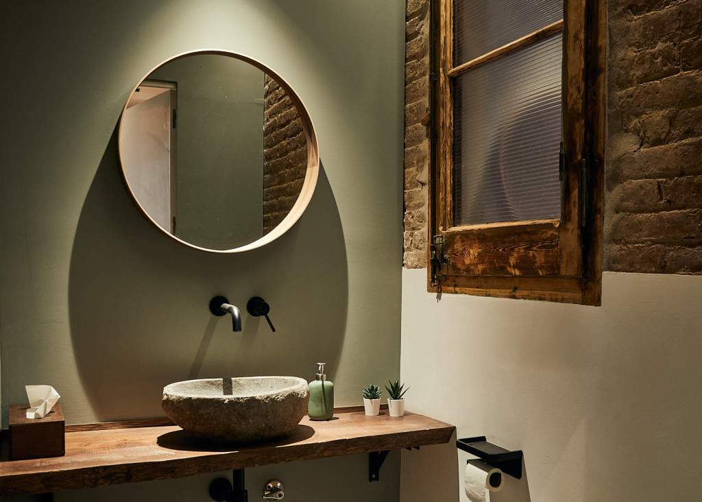 Alquiler Estudio Fotográfico en Barcelona · openbcn studios Interior del baño adaptado para personas con discapacidad en el estudio de fotografía openbcn studios