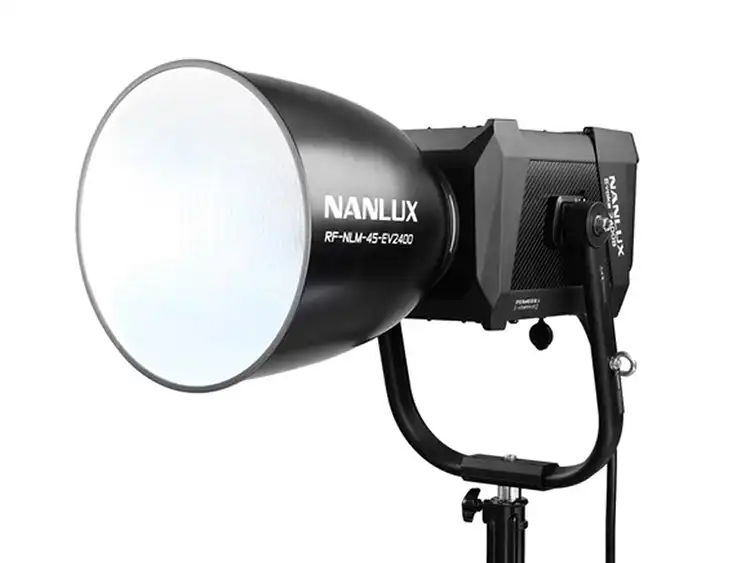 Nanlux Evoque 2400B disponible en alquiler en Barcelona, iluminación LED bi-color profesional para rodajes audiovisuales