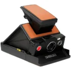 Cámara Polaroid SX-70 en alquiler en Barcelona, ideal como prop interactivo para fotografía editorial y lookbooks