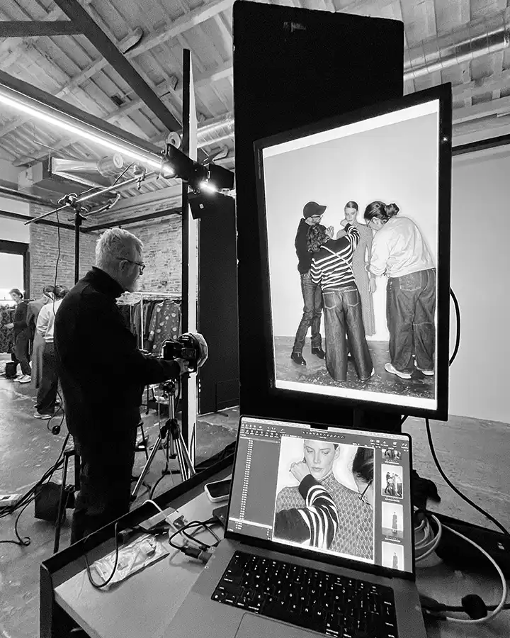 Fotógrafo trabajando con monitor en set de estudio fotográfico de alquiler en Barcelona