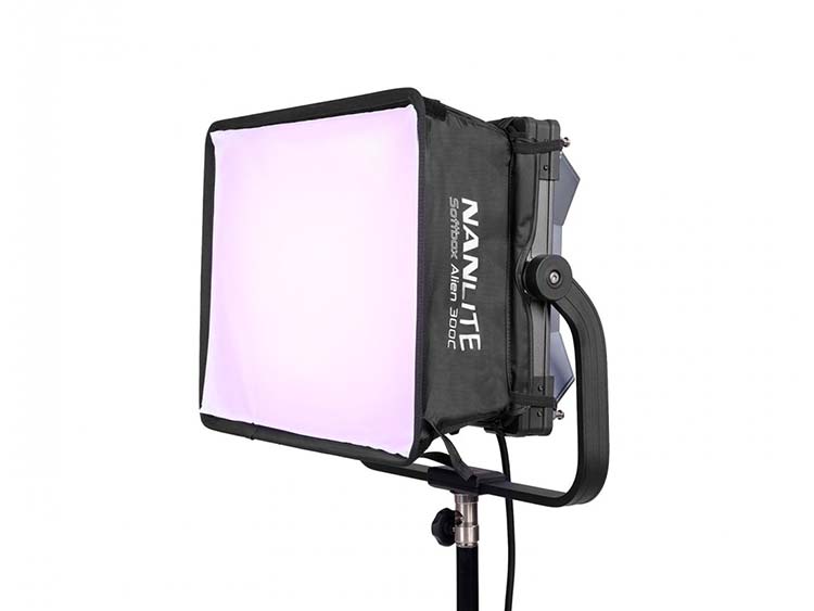 Nanlite Alien 300C panel LED RGBWW encendido con softbox integrado