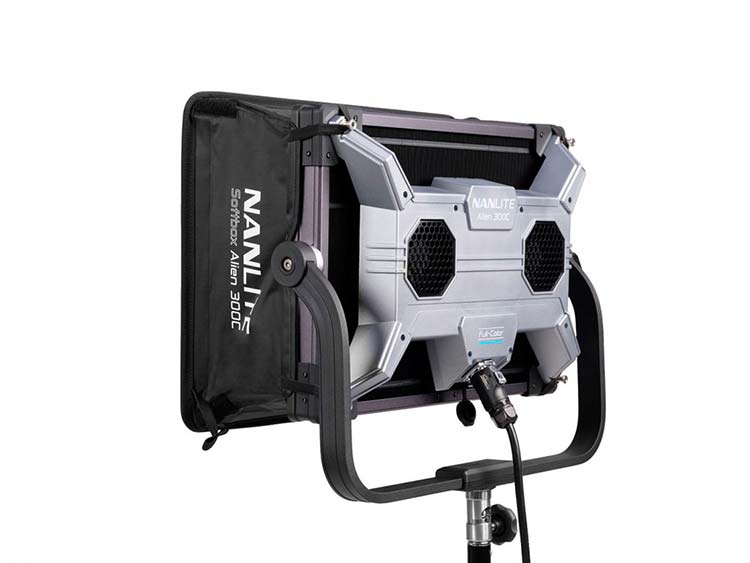 Nanlite Alien 300C panel LED visto desde atrás con controles y asa de transporte con softbox integrado