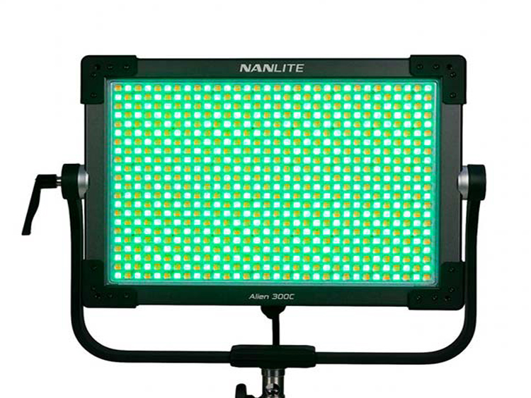 Alquiler de material para fotografía y video en Barcelona · op Nanlite Alien 300C panel LED RGBWW encendido vista frontal